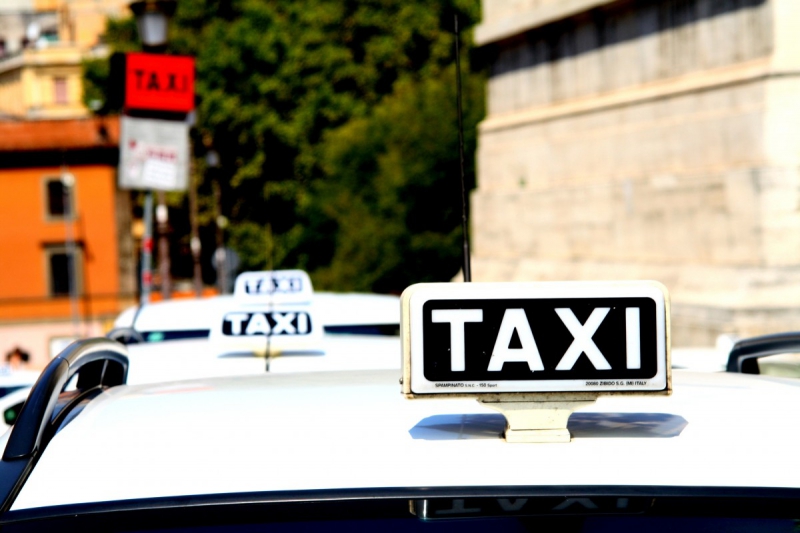 taxis-TENDE-min_taxi_auto_rome_road_white-1051610